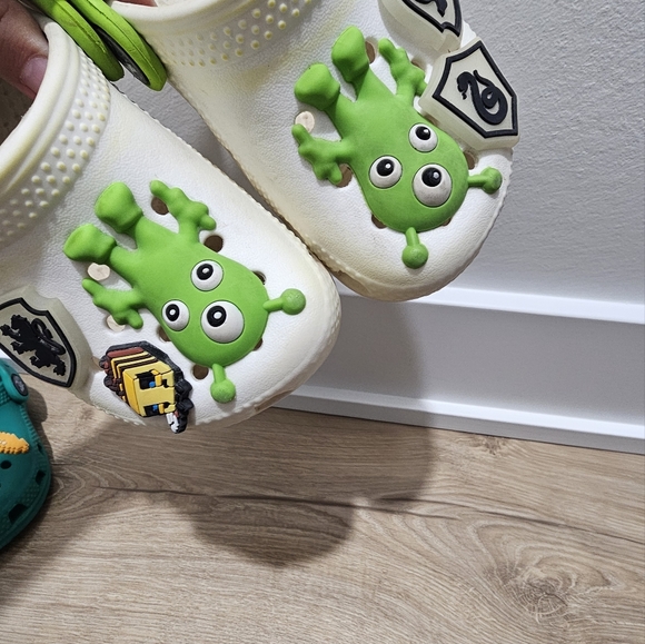 CROCS Kid's Classic Glow Alien Clog/Zuecos Classic Green Size 6 and 7 - Picture 13 of 16